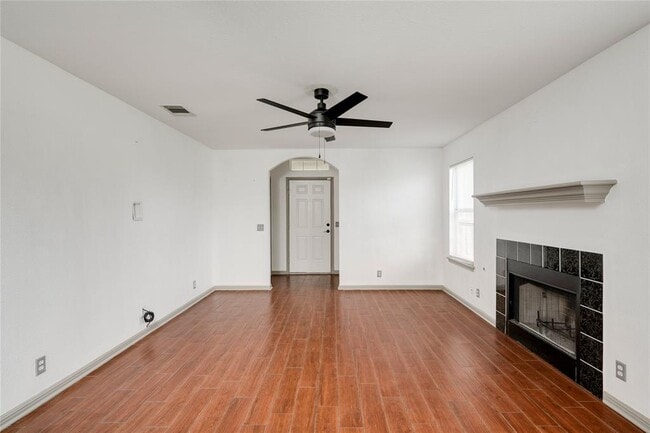 Foto del edificio - 348 Spillway Dr