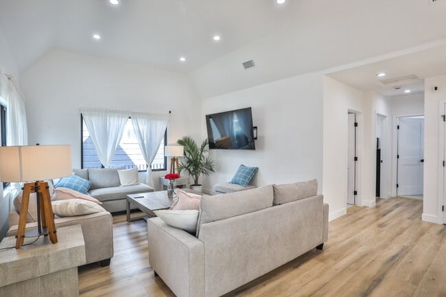 Foto del edificio - Fully Furnished 3BR Home in Long Beach W/ Appliances
