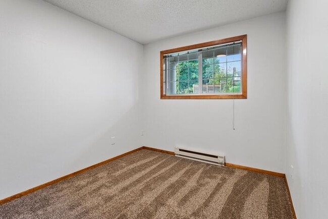 Building Photo - Large 2 bed 1.5bath townhouse! Available Soon!