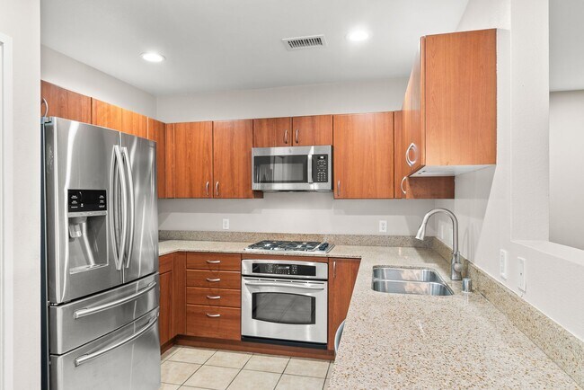 Foto del edificio - Walkable Little Italy Living – 3BR/3BA with Gated Parking