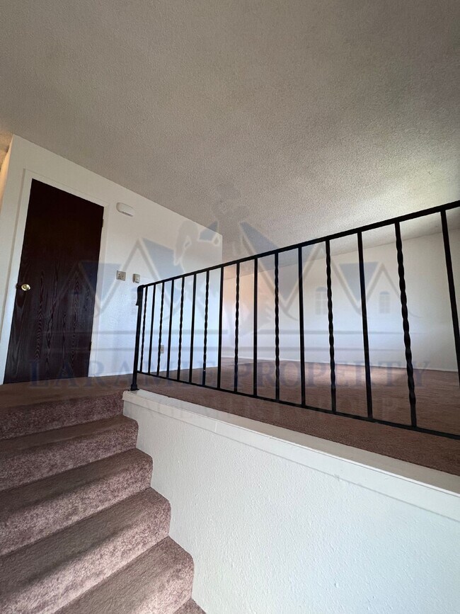 Building Photo - 2 Bed 1.5 Bath Townhouse Style Apartment