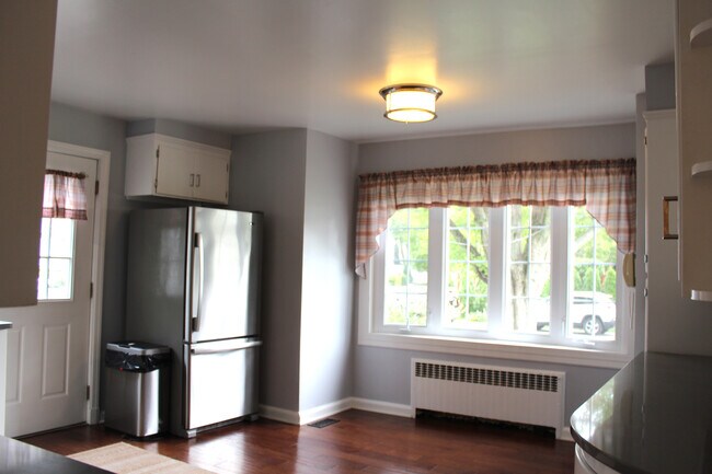Building Photo - 2 Dinsmore Pl