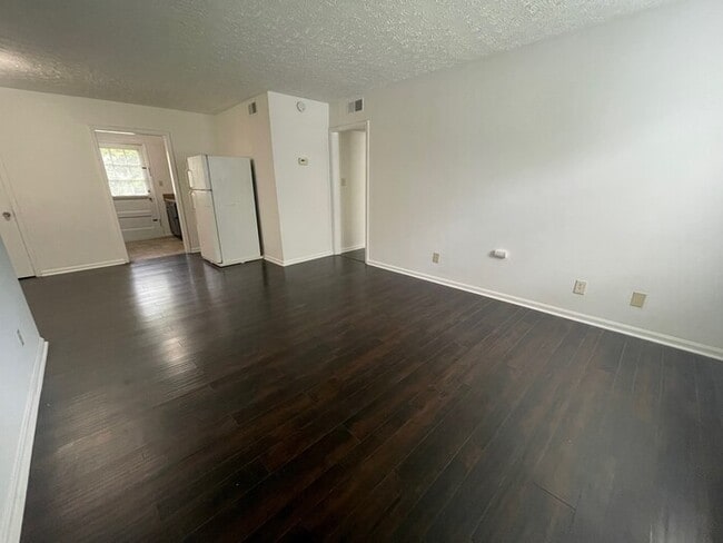 Building Photo - 2BD/1BA Second Story Condo