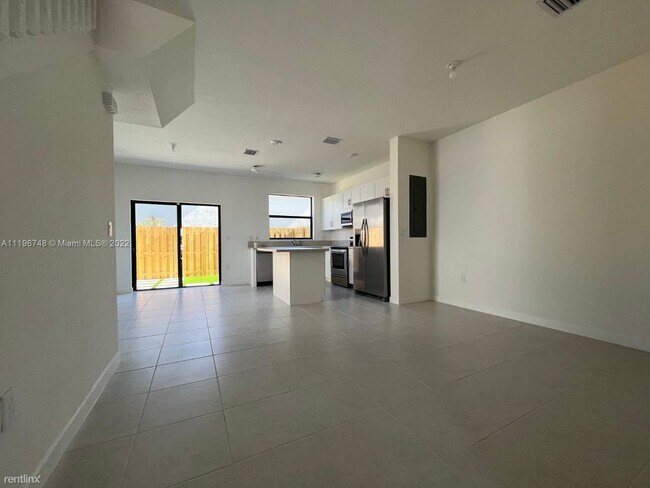 Building Photo - 3 br, 3 bath Townhome - 835 NE 211th St