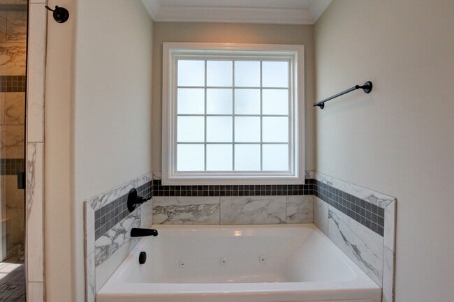 Building Photo - Huge 5 bed 3 ba.  Gorgeous House Near Post...