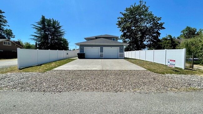 Building Photo - Beautiful 3 Bedroom Duplex with Garage!