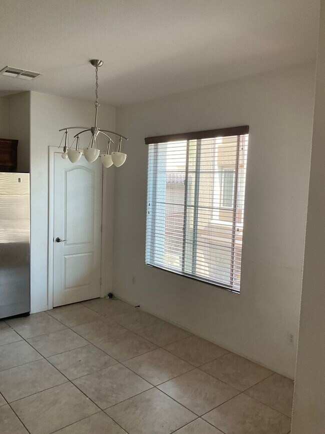 Building Photo - Upgraded 3-Bed, 3-Bath Home – All En-Suite...