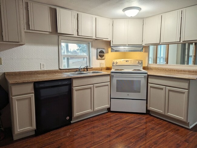 Building Photo - 3 bedroom 2 bath Orchards house with SHOP!