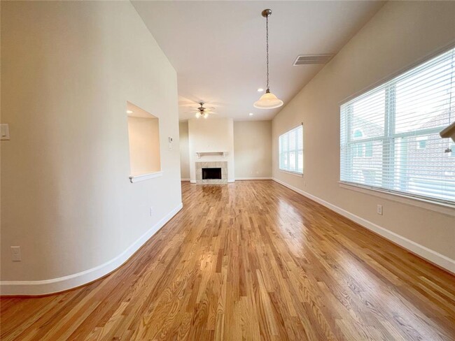 Building Photo - Modern tri-level 3 bed/ 2.5 bath