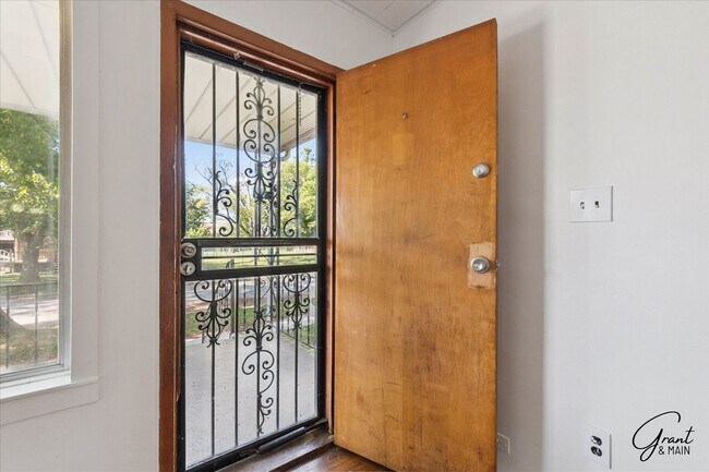 Foto del edificio - 3 bedroom - 1 bath  $1095/month