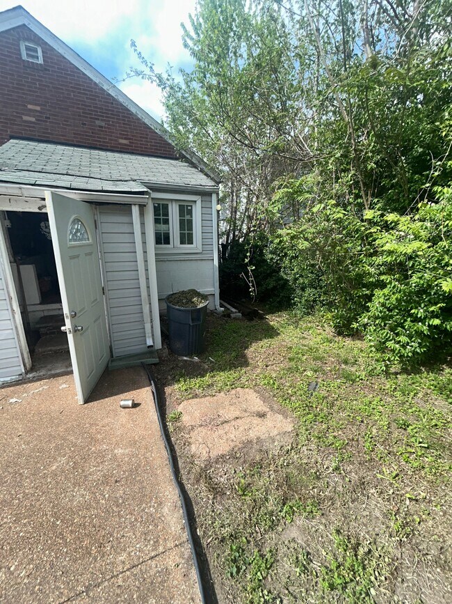 Building Photo - 2218 Farrar St