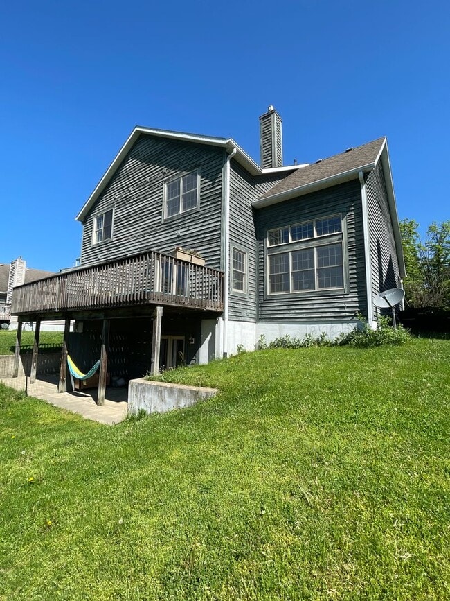 Building Photo - Large 3 Bedroom Home