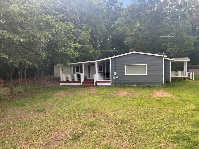 Building Photo - Lake front property