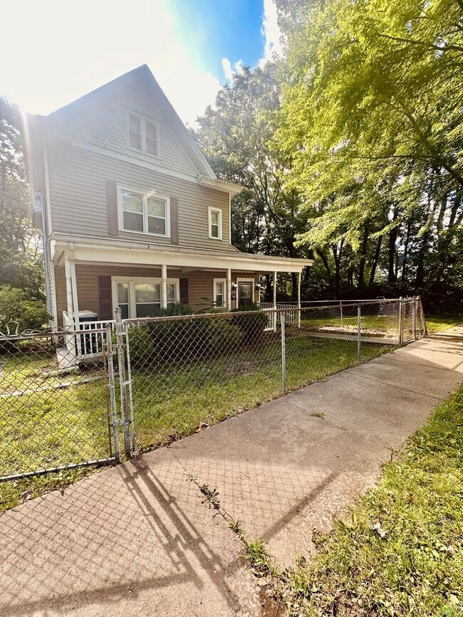 Building Photo - Charming 4 Bedroom Home For Rent