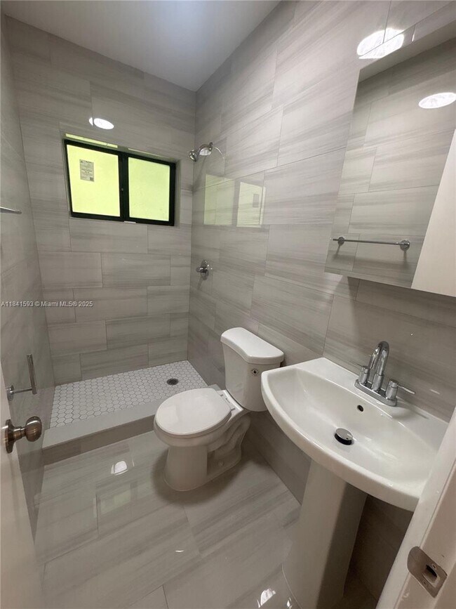 Foto del edificio - 671 SW 7th St