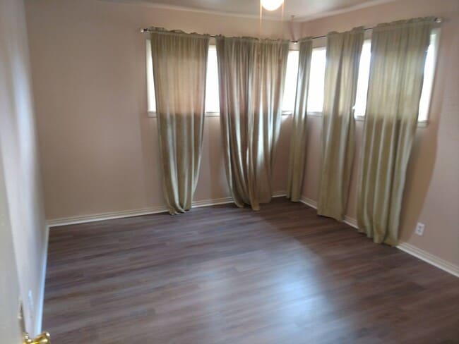 Building Photo - Move in SPECIAL. 1/2 off first full months...