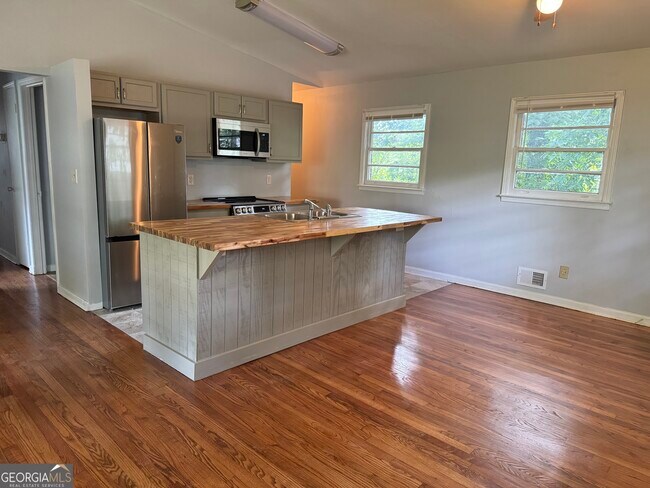 Foto del edificio - 3517 Forrest Park Rd SE