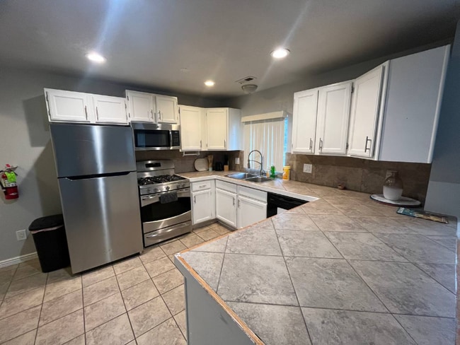 Photo - 546 E Delno Dr House