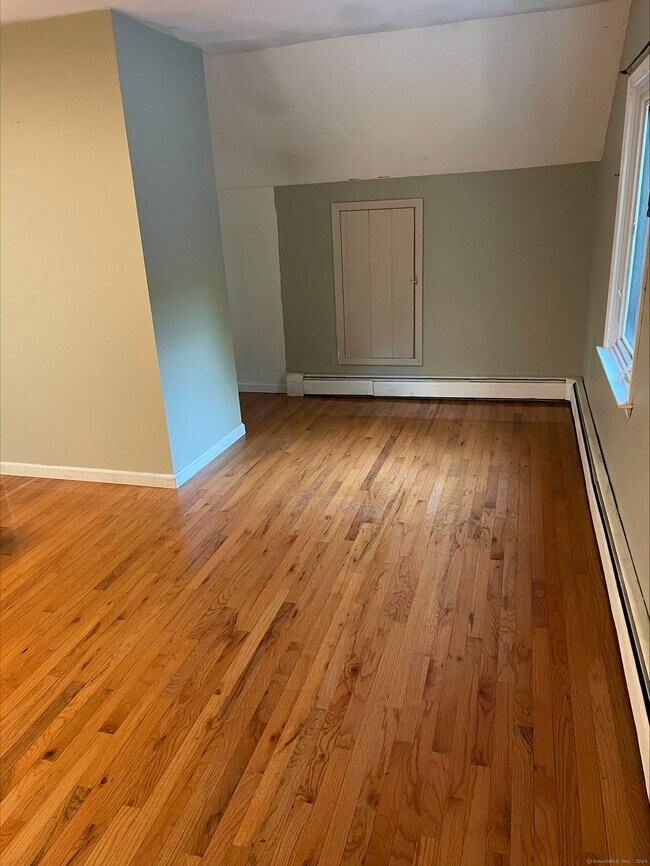 15 Kayview Ave Unit Top Floor, Bethel, CT 06801 Room for Rent in