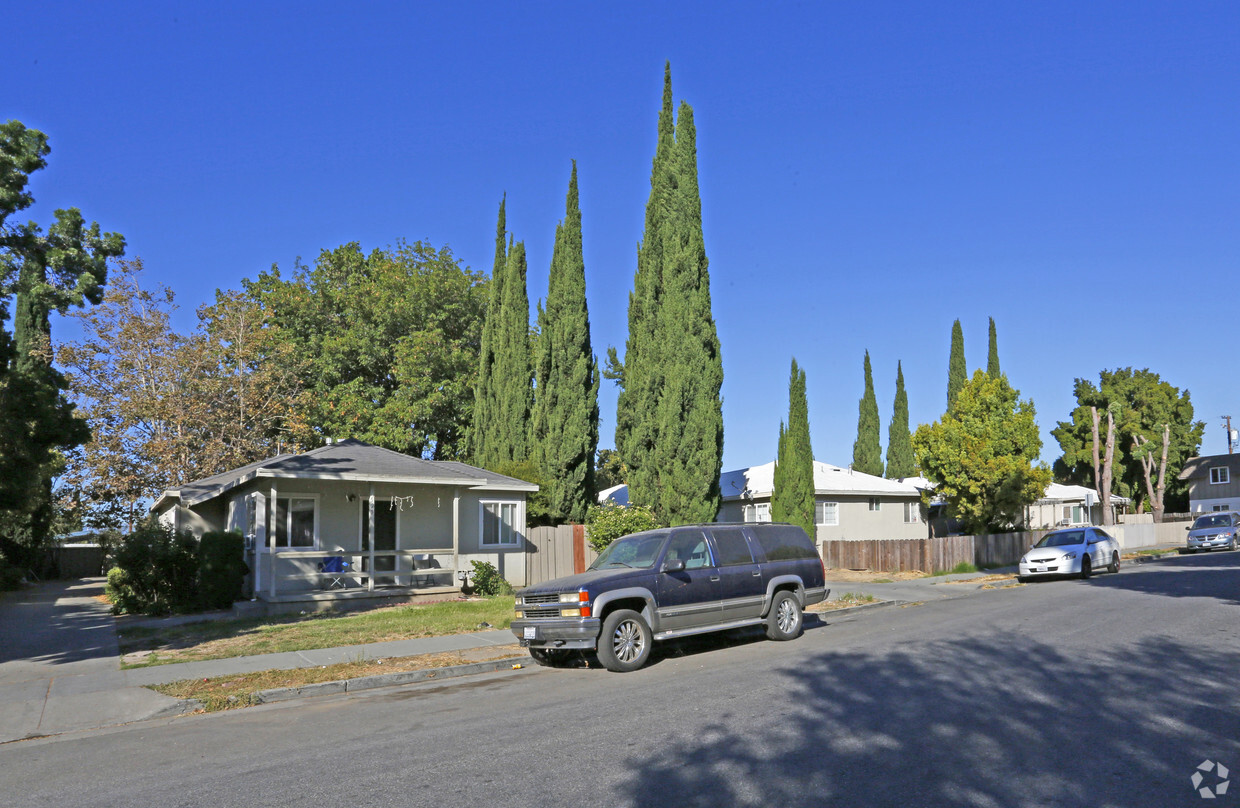 Primary Photo - 525-539 Avalani Ave