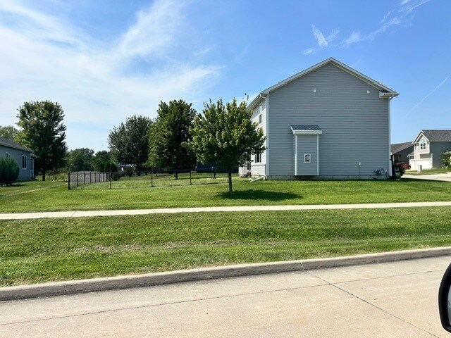 Foto del edificio - 9702 Hazelwood Ave