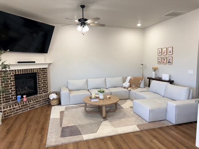 Building Photo - 421 Graze St