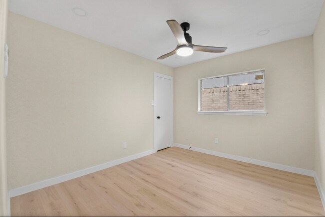Building Photo - 2323 Aprilmont Dr