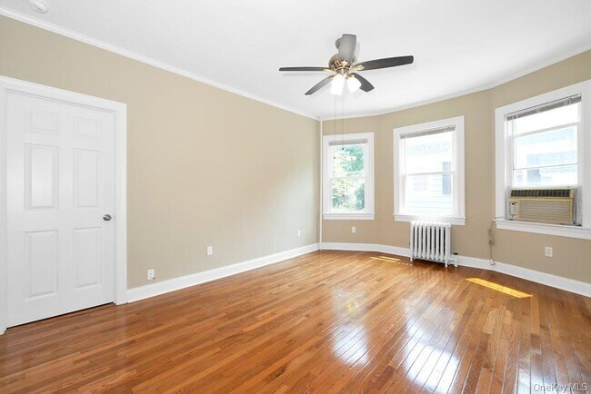 Foto del edificio - 747 Pelhamdale Ave