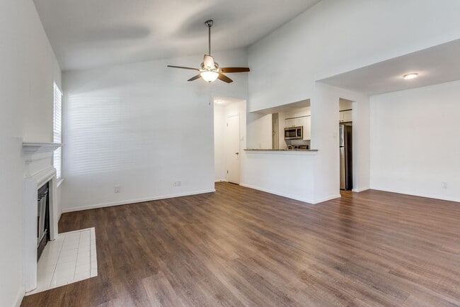 Foto del edificio - Lock and go GATED COMMUNITY near the night life in Addison. 2br/1ba Condo!