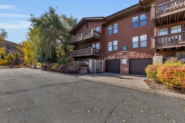 Building Photo - Pinebrook Pointe - New Price!!!