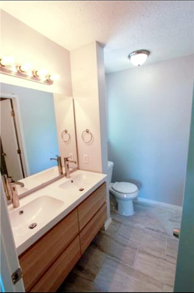 Foto del edificio - 9805 Dallum Dr