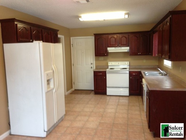 Building Photo - Spacious 3 BR 2 BA in a BOOMING Location!