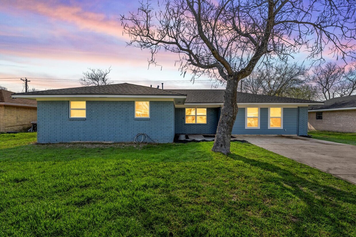 Primary Photo - 1012 Clover Dr