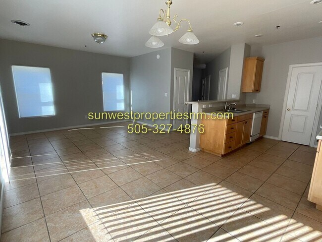Foto del edificio - 3 Bedroom, 3 Bath, 2 Car Garage with Fenced Backyard Townhouse
