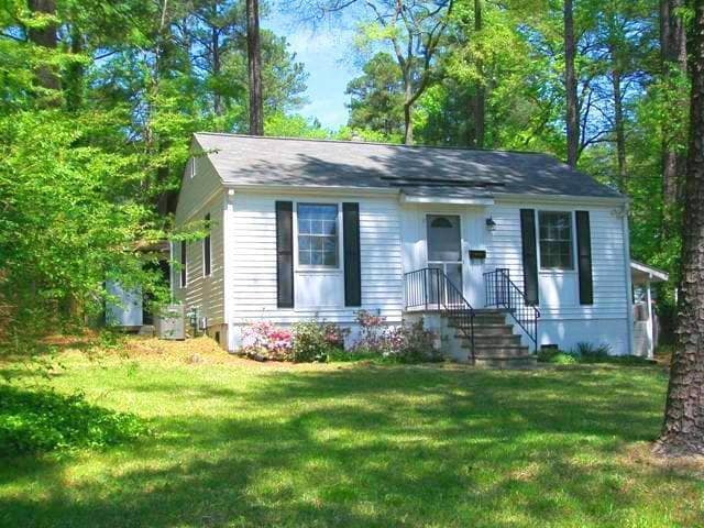 Lovely 2 bedroom home with hardwood floors, deck and sweet location in Chapel Hill - Lovely 2 bedroom home with hardwood floors, deck and sweet location in Chapel Hill