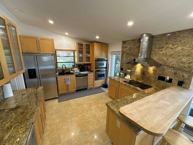 Building Photo - 2524 Gulfstream Ln