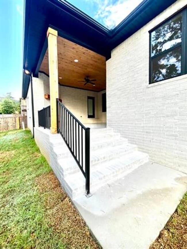 Building Photo - 160 Caurel Cir