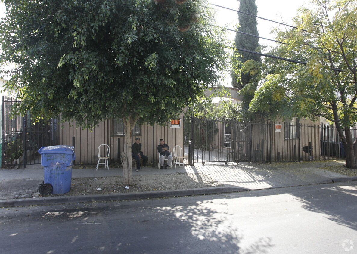 Foto del edificio - 4212-4216 1/2 Burns Ave
