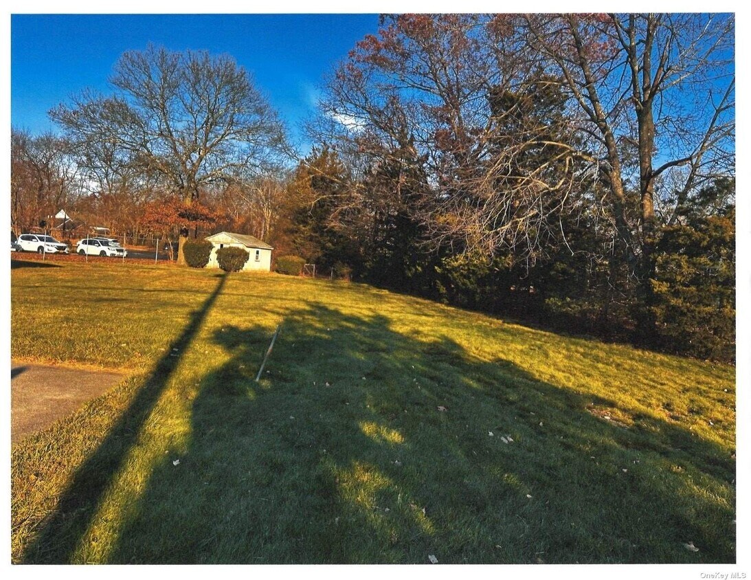 Foto del edificio - 514 Sweet Hollow Rd