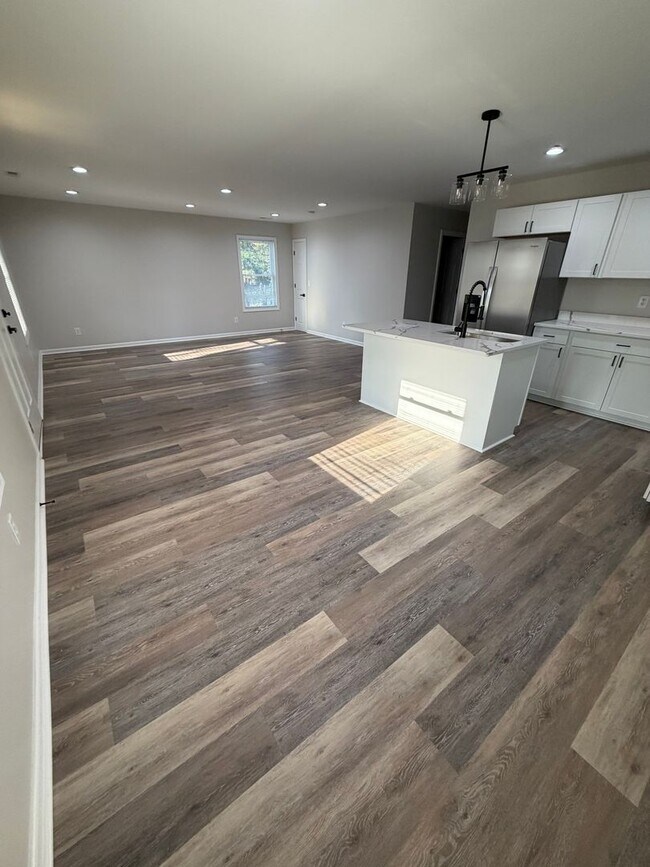 Foto del edificio - Open concept, location and easy living!