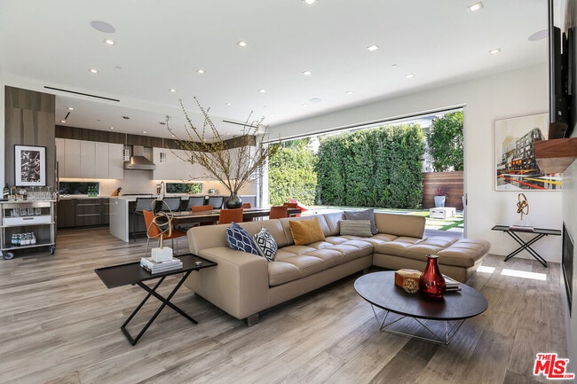 Foto del edificio - 912 N Crescent Heights Blvd