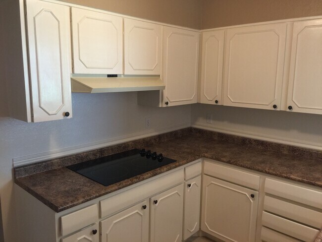 Foto del edificio - Spacious 3 bedroom House Available NOW!