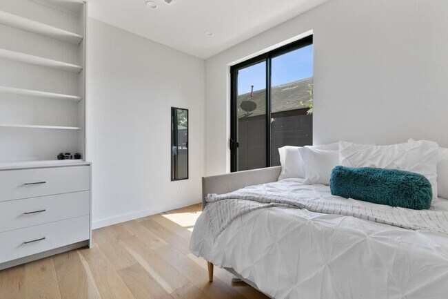 Foto del edificio - 4305 Roseland Ave