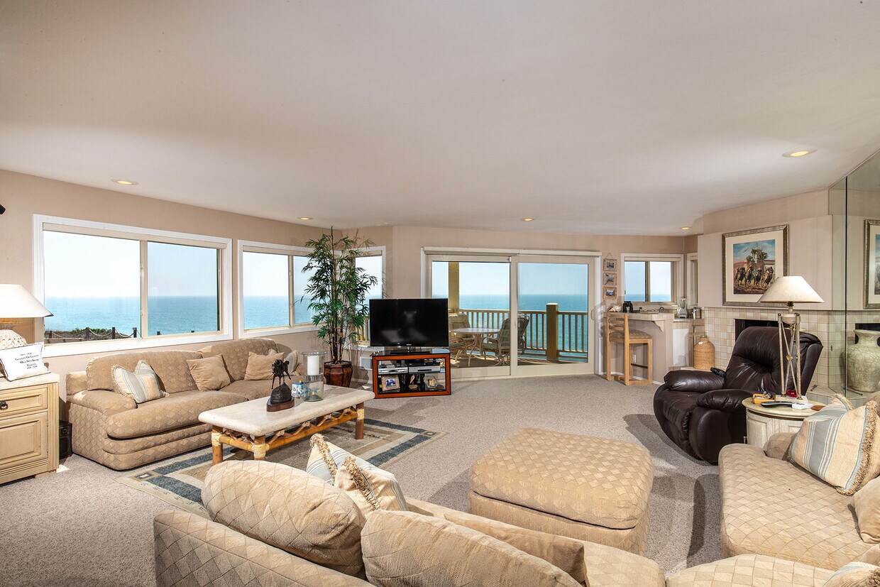Large Living room with amazing VIEWS - 135 S Sierra Ave