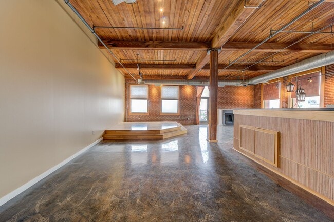 Building Photo - Huge Luxury 2 Story Condo with Private Roo...