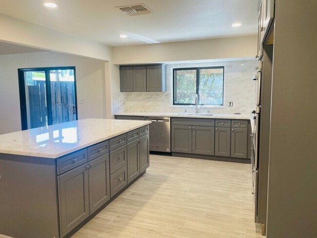 Foto del edificio - 3724 Hillcrest Ln