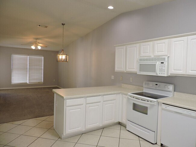 Foto del edificio - Easy access to interstate, shopping & hospitals!