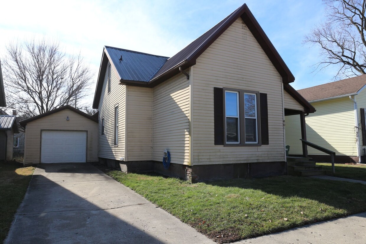 Primary Photo - 3 Bedroom Crawfordsville Home