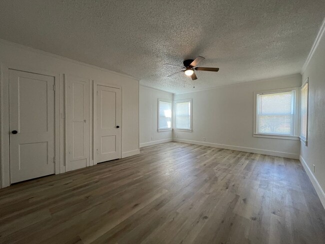Foto del edificio - Renovated Charm Meets Modern Comfort – 3-B...