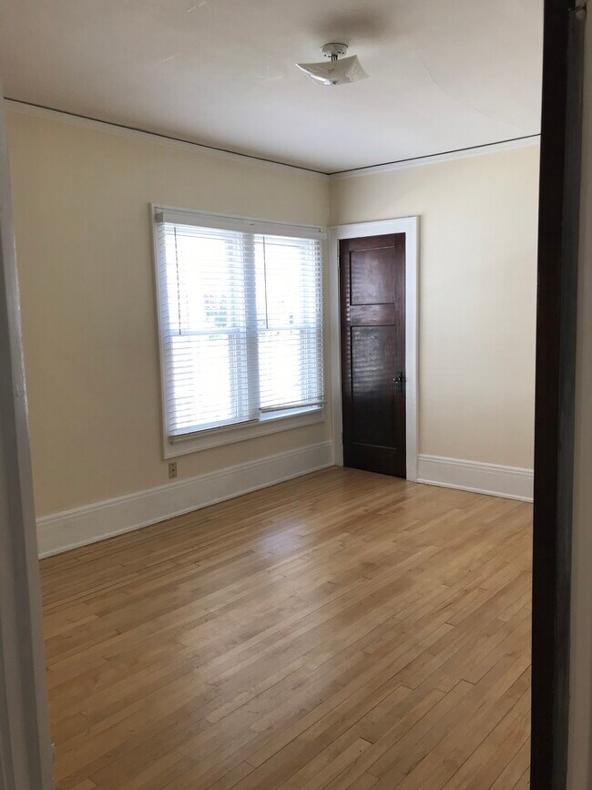 Foto del edificio - 2473 N Frederick Ave